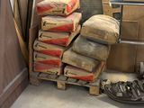 une pile de boîtes et d'autres objets dans une pièce