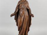 une statue en bronze représentant une femme coiffée d'une couronne