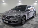 une photo d'une voiture grise dans un showroom