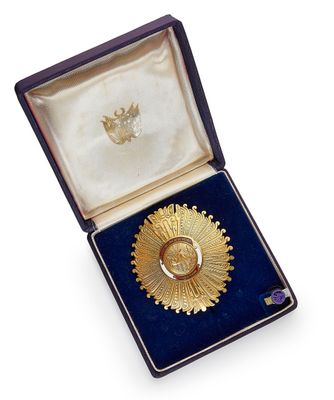 une image d'une médaille d'or dans un étui en velours