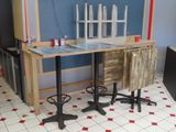 deux tabourets placés devant une table