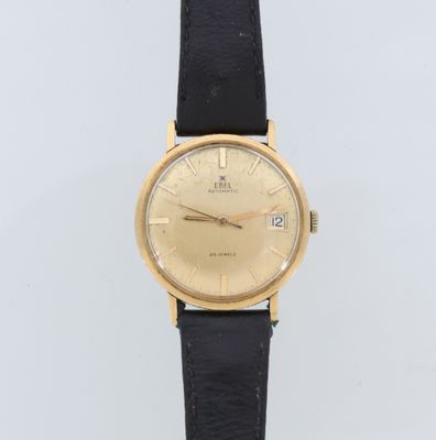 une montre-bracelet plaquée or avec bracelet en cuir noir