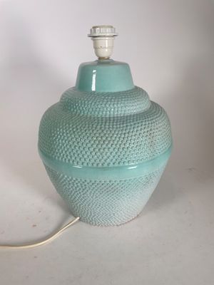 un vase bleu posé sur une table
