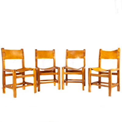 MAISON REGAIN Suite de 4 chaises en orme massif, les assises…