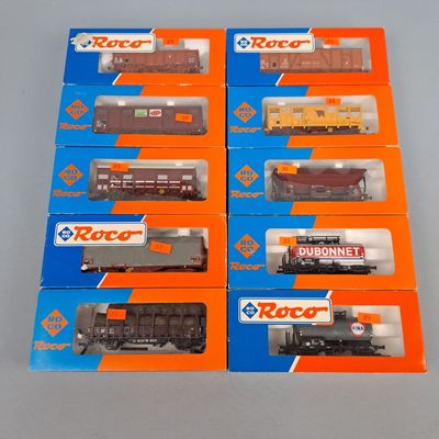 six boîtes contenant des trains miniatures posées sur une table
