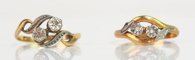 deux bagues en or et en argent, ornées de diamants, sur un fond blanc