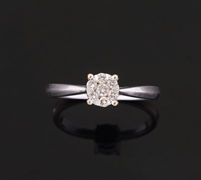 une bague sertie d'un seul diamant sur un fond noir