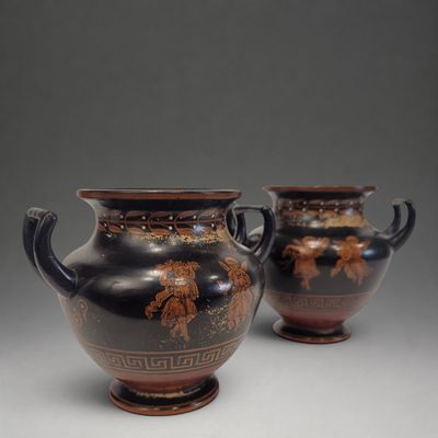 une paire de vases noirs et marron posés sur une table