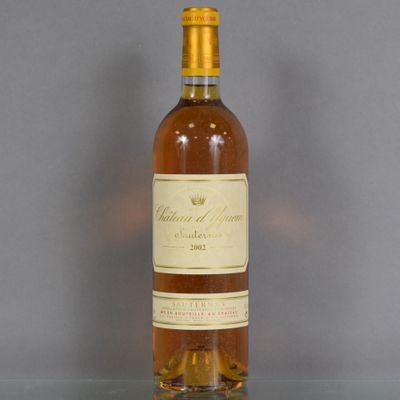 une bouteille de vin posée sur une table en verre