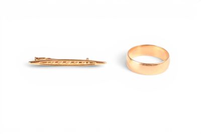 une paire de bagues en or et une barrette en or sur fond blanc