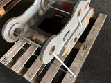 une palette en bois sur laquelle sont posées quelques pièces de machinerie