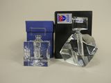 un flacon de parfum posé à côté d'une boîte sur une table