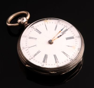 une montre de poche en argent avec des chiffres romains