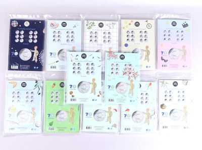 tout un tas d'autocollants de toutes sortes sur la table