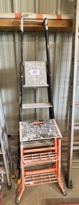 une échelle appuyée contre un mur, à côté d'une chaise