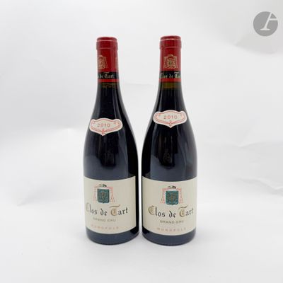 deux bouteilles de vin rouge posées l'une à côté de l'autre sur une surface blanche