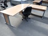 un bureau avec une chaise et un plateau, dans une pièce