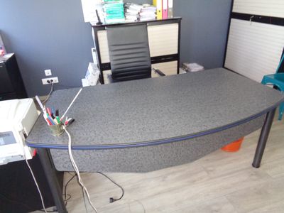 un bureau avec un ordinateur dans une pièce