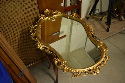 un miroir posé sur une chaise dans une pièce