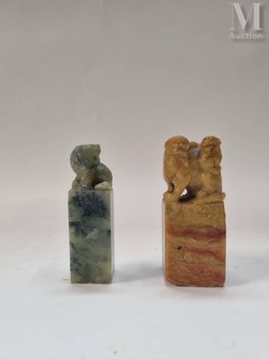 deux morceaux de pierre sculptée posés l'un à côté de l'autre sur une surface blanche
