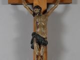 un crucifix en bois sur lequel est placée une statue de Jésus