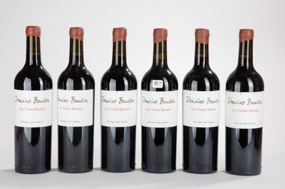 quatre bouteilles de vin rouge alignées