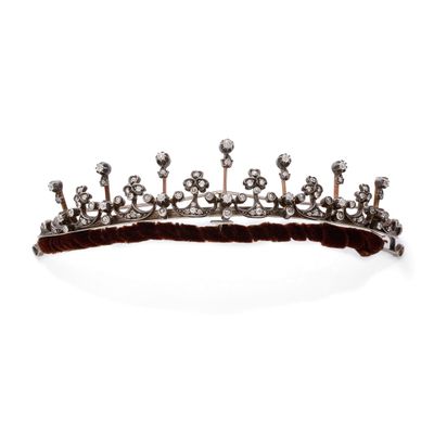 un tiare ancien en argent serti de diamants sur fond blanc