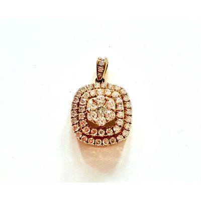 gros plan d'un pendentif en diamant sur une surface blanche