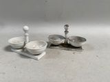 deux bols et une cuillère posés sur une table