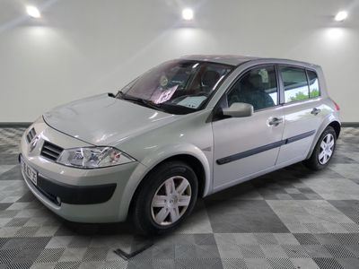 la photo d'une voiture argentée garée dans un garage