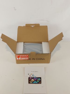 une boîte contenant une image, posée sur une table