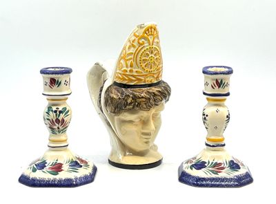 trois vases posés l'un à côté de l'autre sur une table