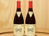 deux bouteilles de vin posées sur un tonneau