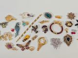 plusieurs types de bijoux différents sur une surface blanche