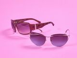 deux paires de lunettes de soleil sur un fond rose, avec un fond rose