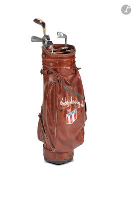 un sac en cuir marron contenant des clubs de golf