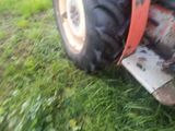 un tracteur qui est garé dans l'herbe