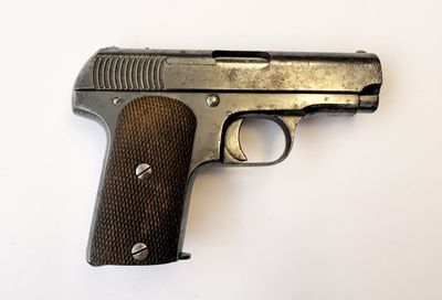 un vieux fusil sur une surface blanche avec un fond blanc