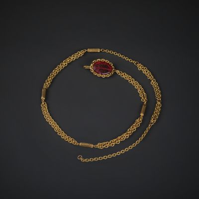 CHANEL. Ceinture en métal doré composée de maille jaseron, a…