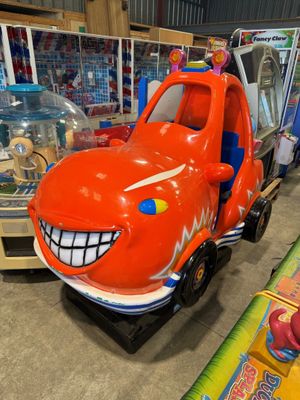 une petite voiture avec un grand sourire sur le capot
