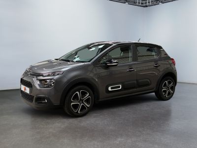 La Citroën grise est garée dans une grande pièce