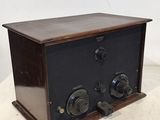 une radio à l'ancienne posée sur une table blanche