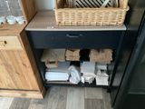 un panier posé sur une table