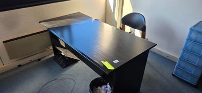 2 BUREAUX DROIT EN BOIS NOIR, DIMENSION : 160 x 80, AVEC 3 C…