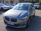 une voiture argentée garée dans un parking