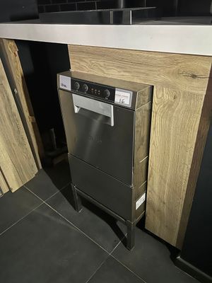 une image d'une cuisine avec un lave-vaisselle et une cuisinière