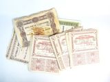 Plusieurs anciens billets de banque sont empilés les uns sur les autres sur une surface blanche