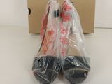 deux paires de chaussures sont emballées dans des sacs en plastique sur une table