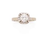 une bague en diamant sertie dans de l'or jaune 18 carats