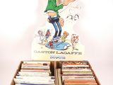 une image représentant une boîte en carton remplie d'une multitude de livres